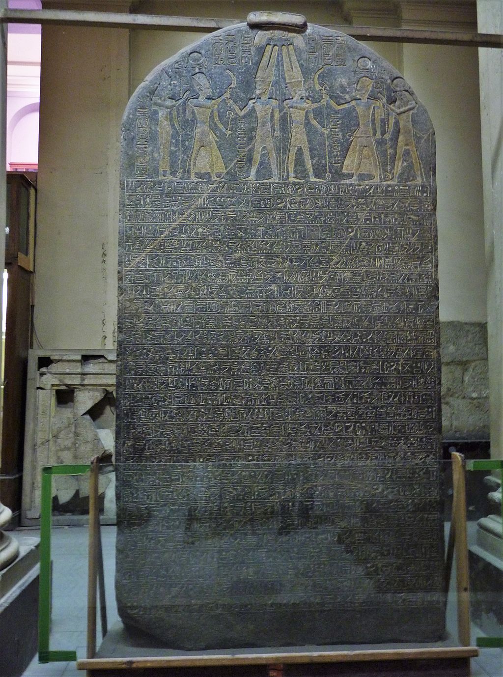 上图：麦伦普塔赫石碑（The Merneptah Stele），又名以色列石碑（the Israel Stele），是古埃及第十九王朝法老麦伦普塔赫（Merneptah，主前1213-1203年在位）所立的一座花岗岩石碑，以纪念法老在主前1208年的战争中击败利比亚人、非利士人和以色列人。这是唯一提到「以色列」的古埃及文字记录，也是至今所发现提到「以色列」名字的最早考古证据。下一个提到「以色列」的非圣经文献就是主前850年的摩押米沙石碑。古代中东的君王喜欢立碑纪念得胜。碑上往往记录战役成功的细节，夸耀君王，也详述神祇怎样将胜利赐给所宠爱的王。