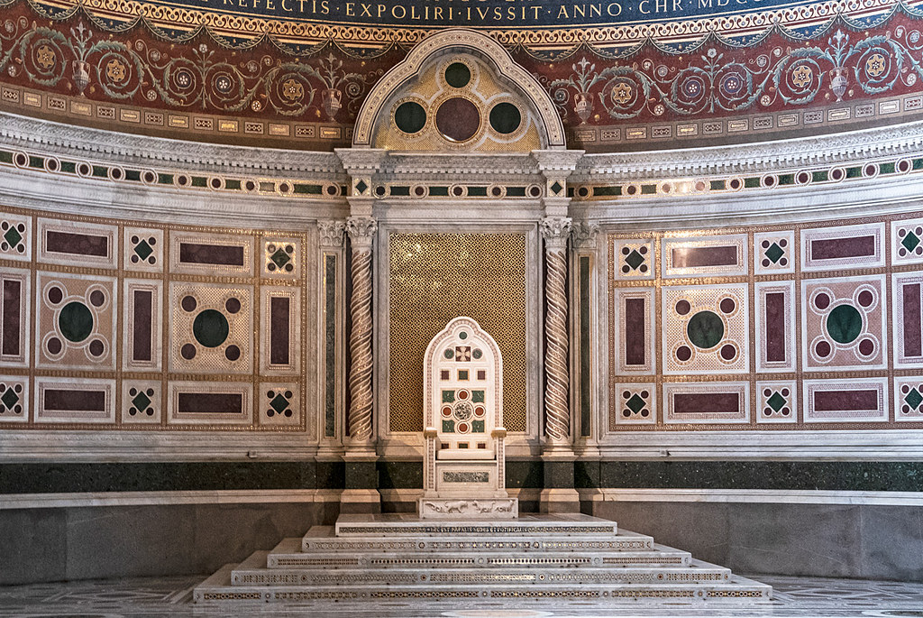 上图：梵蒂冈拉特朗圣约翰大教堂（Archbasilica of St. John Lateran）中教皇的宝座，和所罗门的宝座一样，有六层台阶、「宝座有六层台阶，座的后背是圆的，两旁有扶手」（王上十19）。