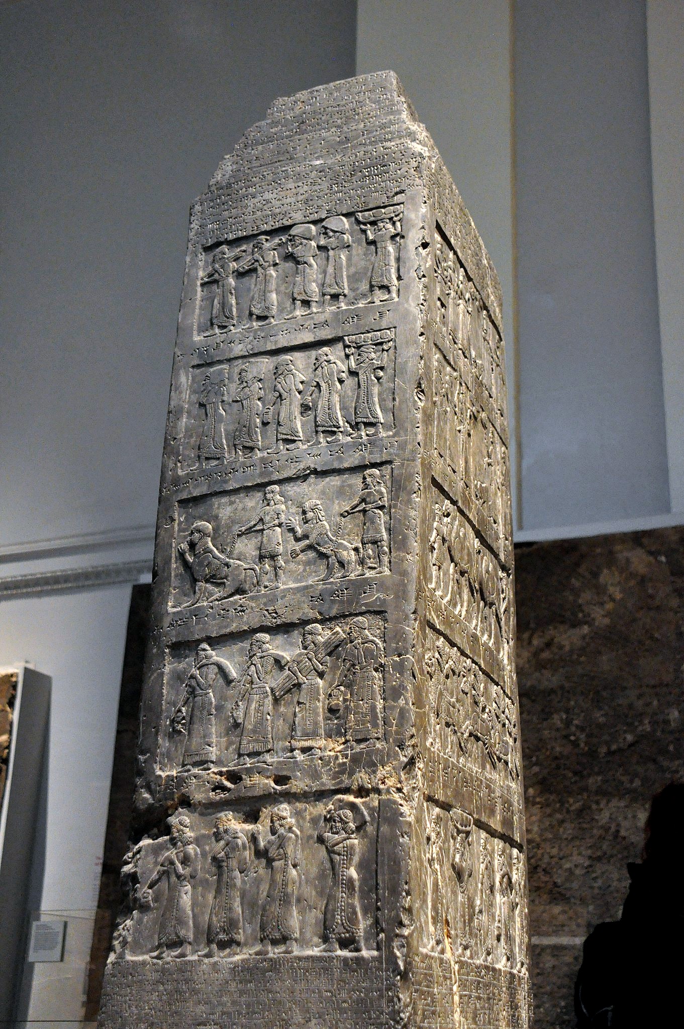 上图：主前841年左右撒缦以色三世的方尖碑（Black Obelisk of Shalmaneser III），现存于大英博物馆。这是迄今为止发现的最完整的亚述方尖碑，在一块黑色的石灰石上用浮雕和铭文记录了亚述王撒缦以色三世（Shalmaneser III，主前858-824年在位）的功绩。碑文上把以色列人称为「暗利之地的人民」。